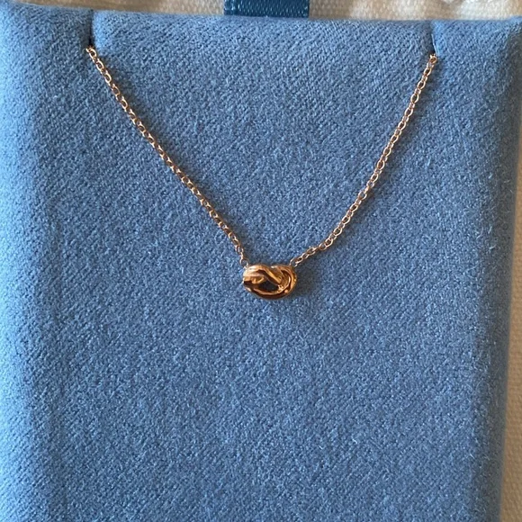 NWOT Ariel Gordon Love Knot Necklace in Rose Gold - Picture 2 of 7